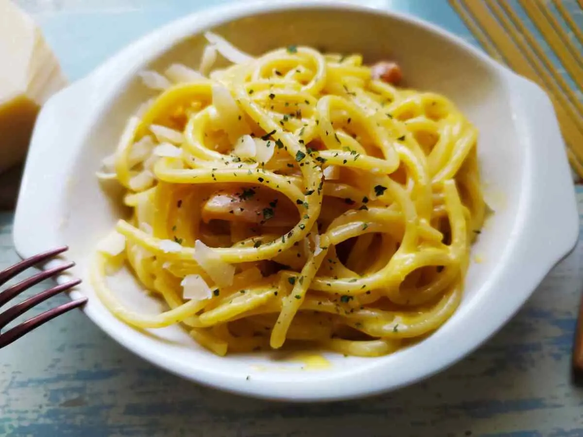 plato en primer plano de los espaguetis a la carbonara