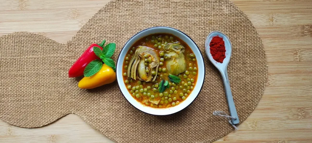 plato de guisantes con alcachofas y huevo